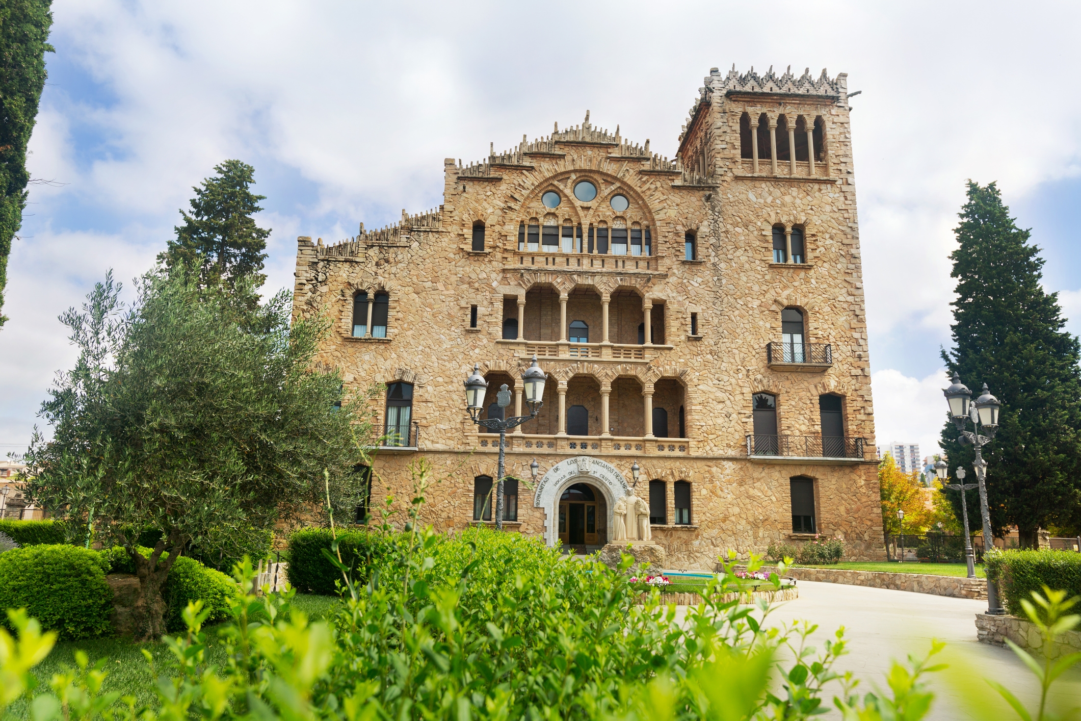 La Llar del Sant Crist és un dels elements més singulars de la ciutat d'Igualada