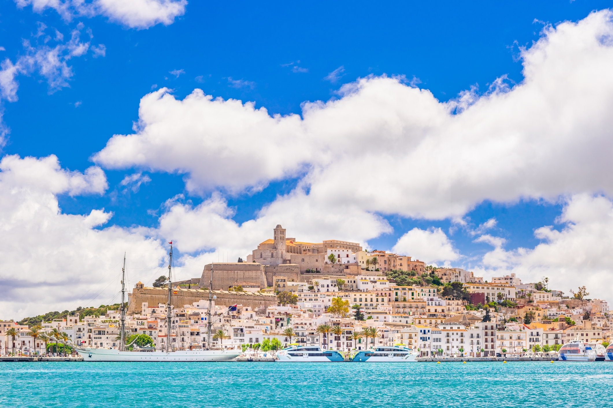 El barri Dalt Vila, aturonat al centre de la imatge, corona la ciutat d'Eivissa