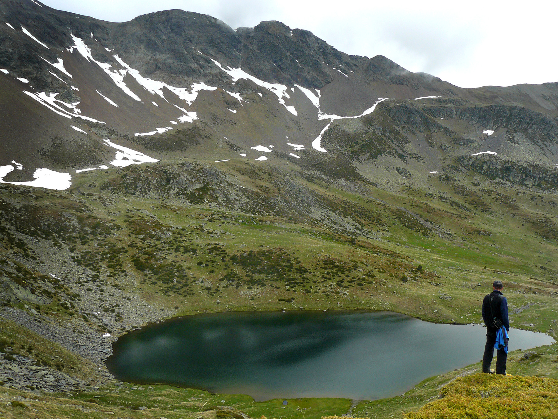 L'Estanyó és un petit estany de la capçalera del riu de l'Estanyó, entre la línia de crestes que separa les valls d'Ordino i de Canillo.