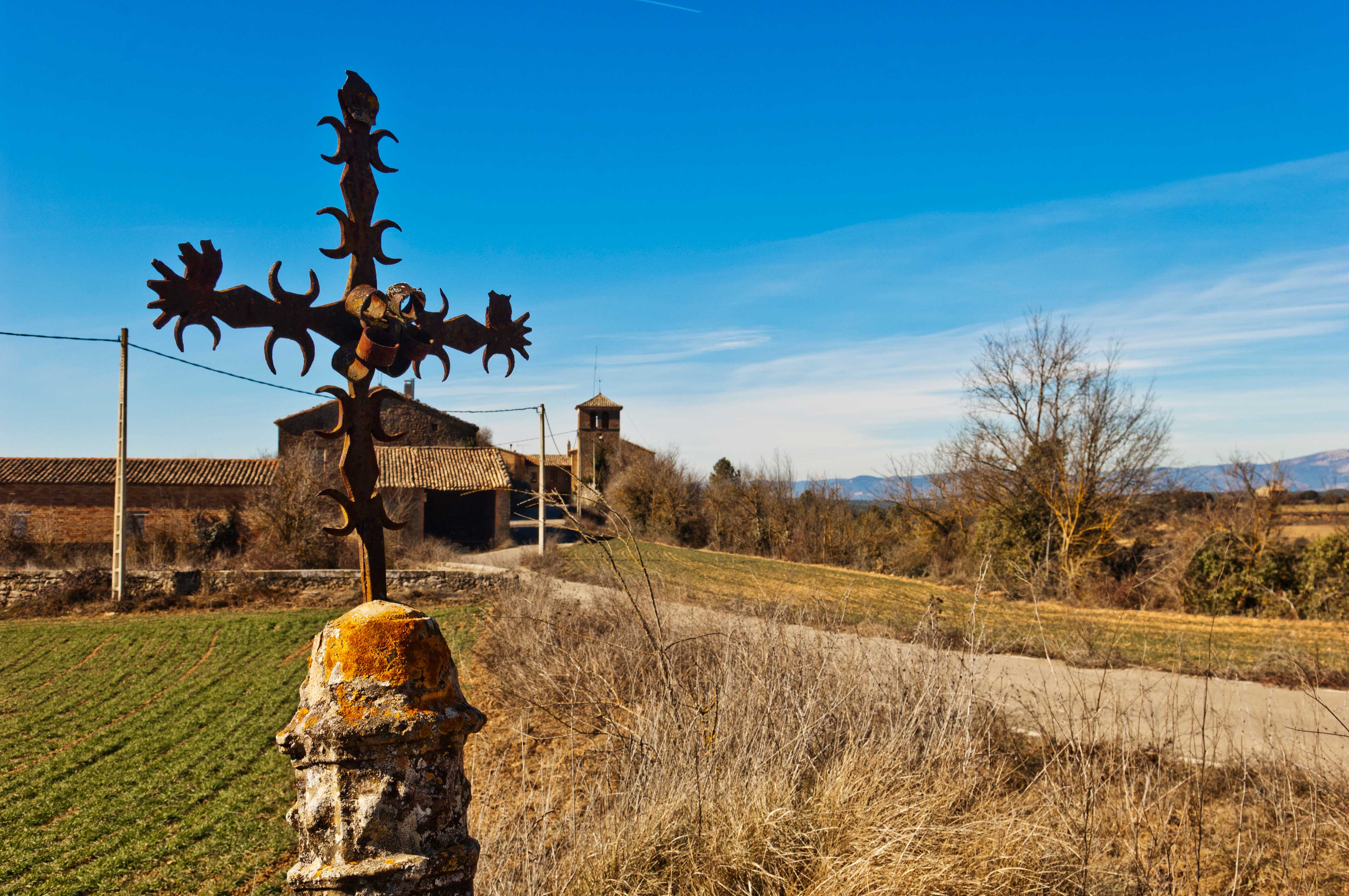 A l’església de Sant Miquel de Pinell hi ha els sarcòfags de la família Pinell