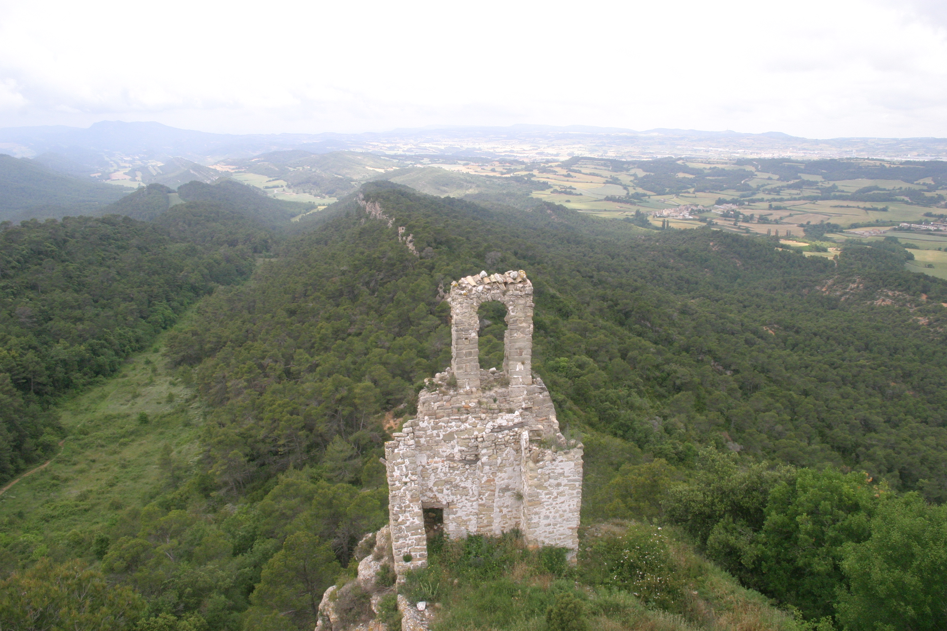 El castell de Queralt va ser el centre de la baronia de Queralt, que comprenia la vila de Santa Coloma i els termes de Bellprat, Aguiló i Montargull, entre d'altres.