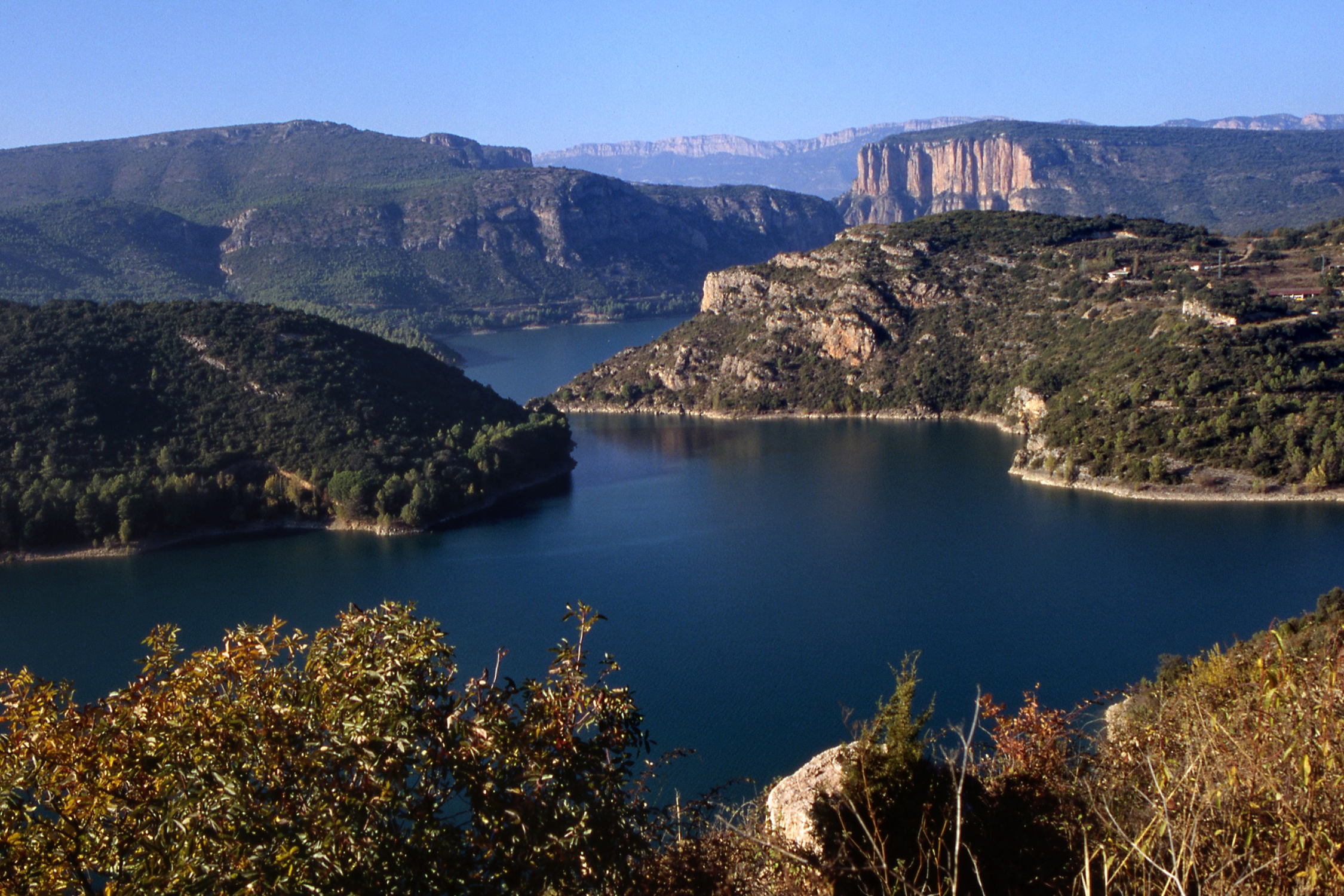 El pantà de Camarasa, a la Noguera Pallaresa, s'estén al llarg de 20 km des del Montsec fins prop de l'aiguabarreig amb el riu Segre