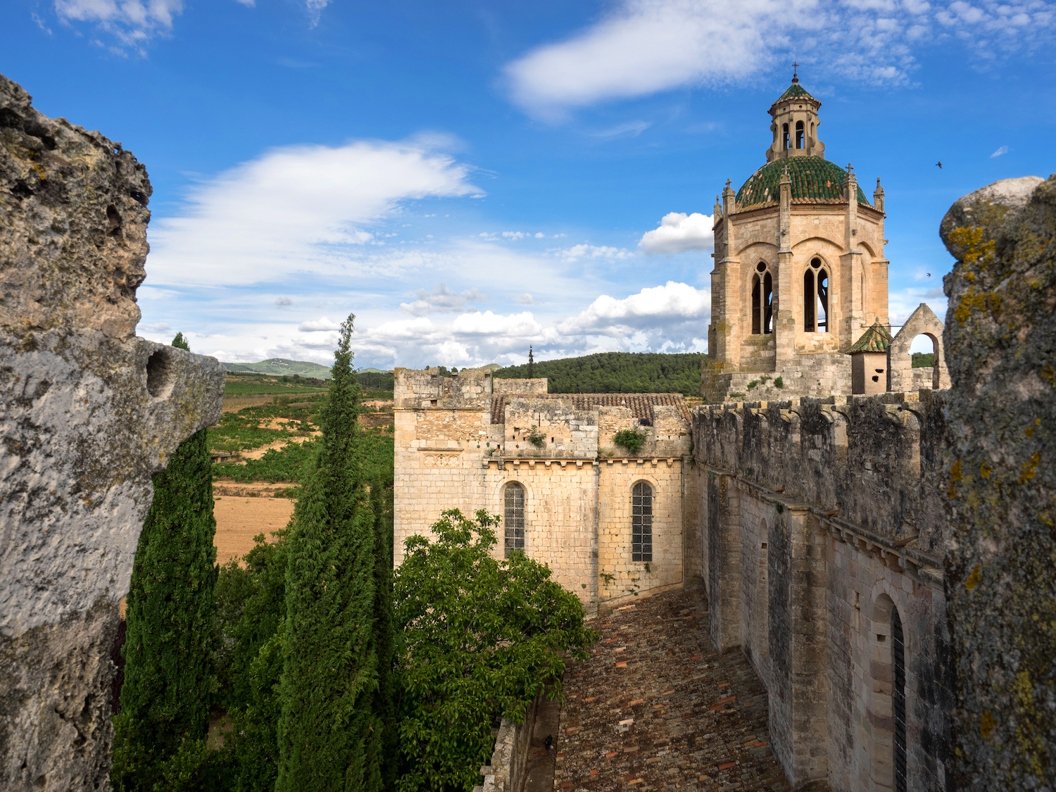 El mur exterior del creuer de l’església, on s’observa la làpida que marca l’alçada des d’on va caure l’arquitecte Mata