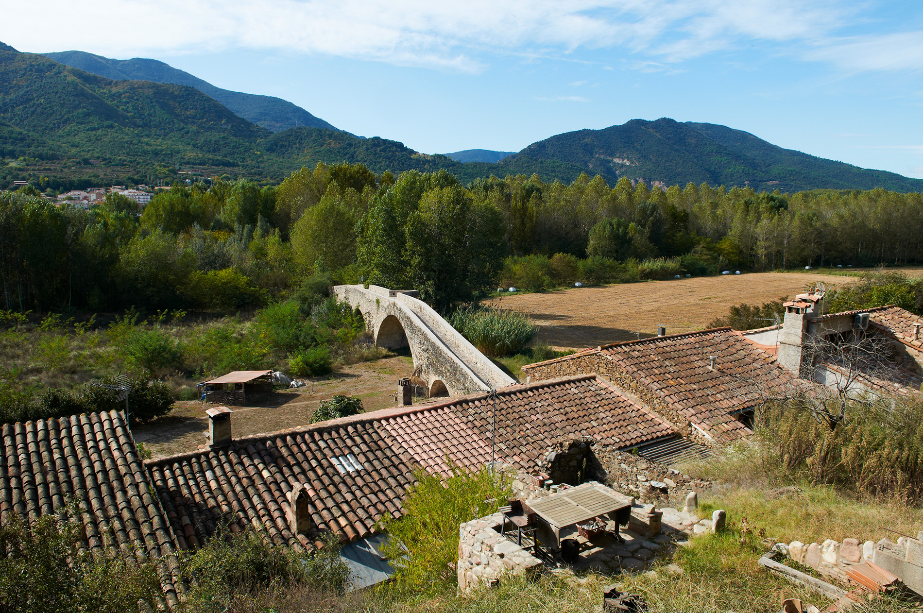 A Sant Julià del Llor, en direcció a Amer, hi ha un pont que l'any 1777 es va quedar sense riu després que un aiguat canviés el curs del Ter