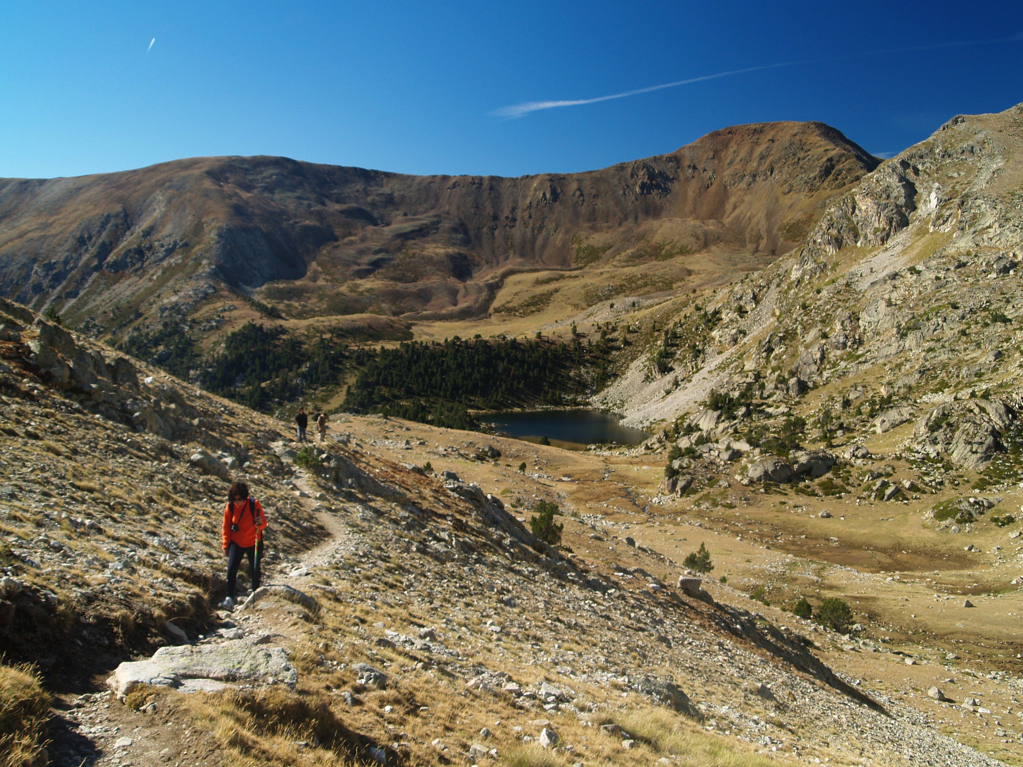 Els estanys de la Pera estan situats al vessant meridional de la línia de crestes que separa Andorra de la Cerdanya.