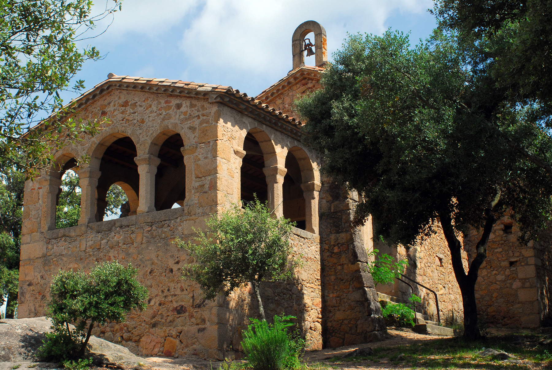 L’ermita de Farners està construïda als peus del castell i fou consagrada el 1200. L’atri cobert es va fer al segle xviii