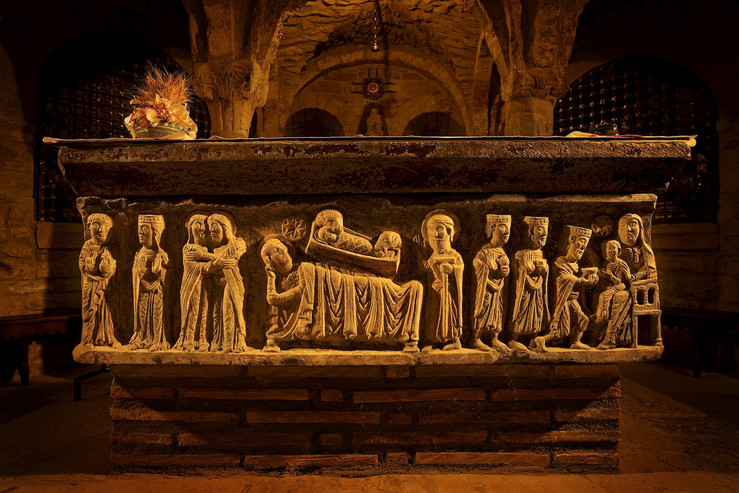 A l’antiga catedral de Roda de ribagorça hi ha la tomba del bisbe Ramon