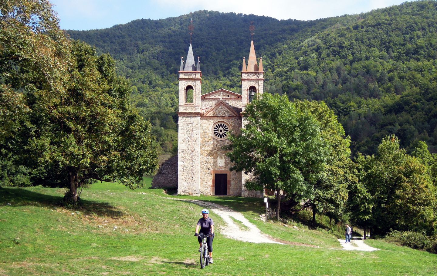 El santuari del Remei és del segle XIX i es troba al veïnat de Creixenturri; s’hi celebra un aplec a l’octubre.