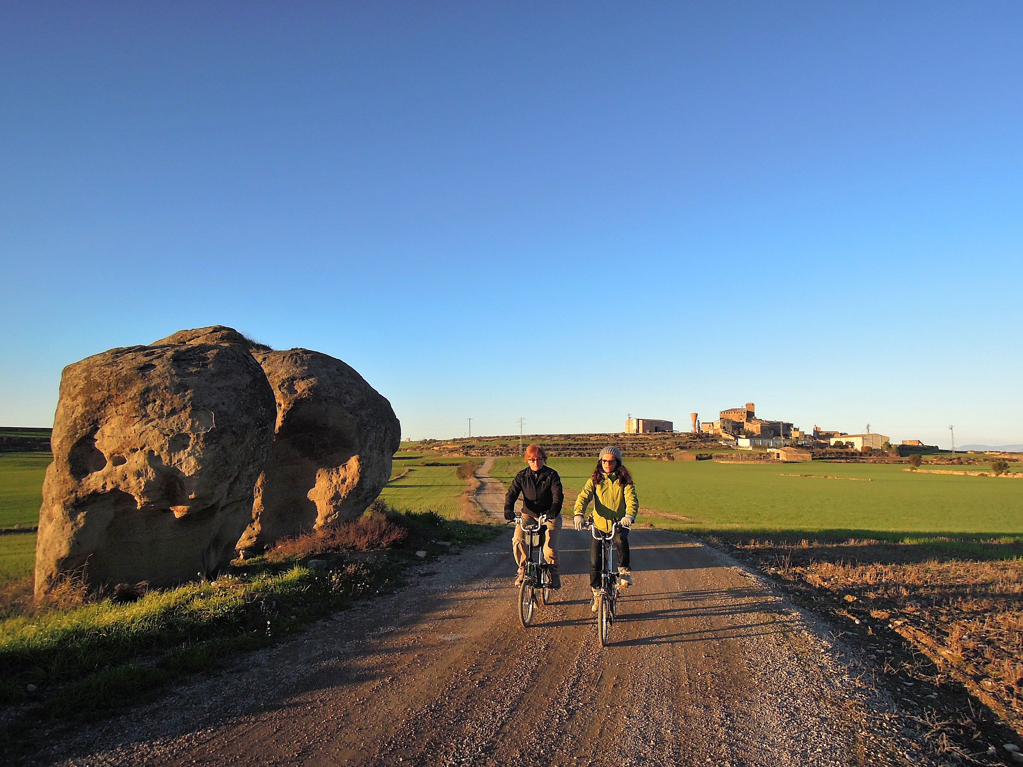 Amb el castell de l’Aranyó al fons, la ruta ens porta davant dels anomenats Pallers de Pedra.