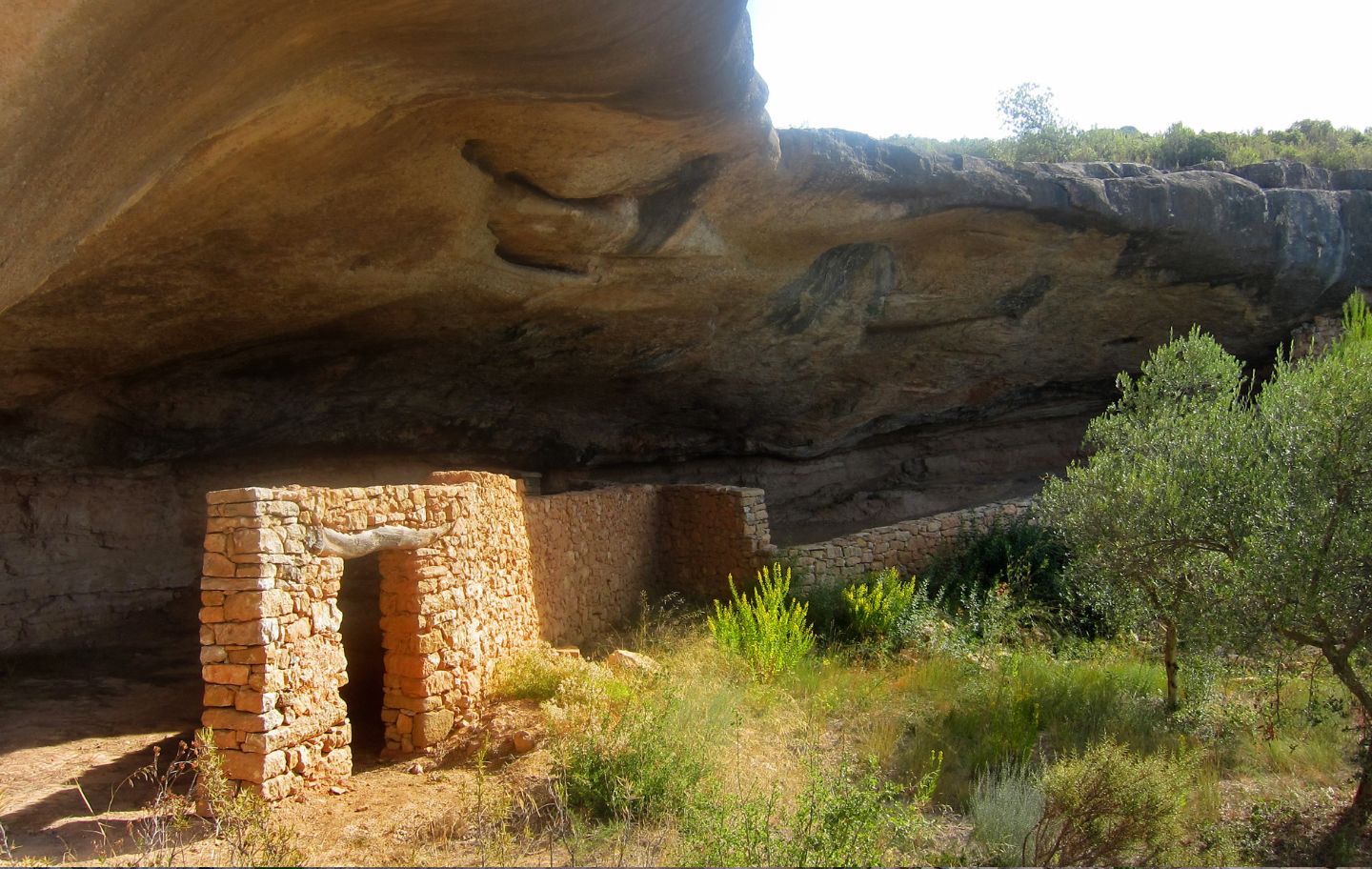 Les balmes a les Garrigues estan protegides per un mur, i a l’interior hi havia dues estances.