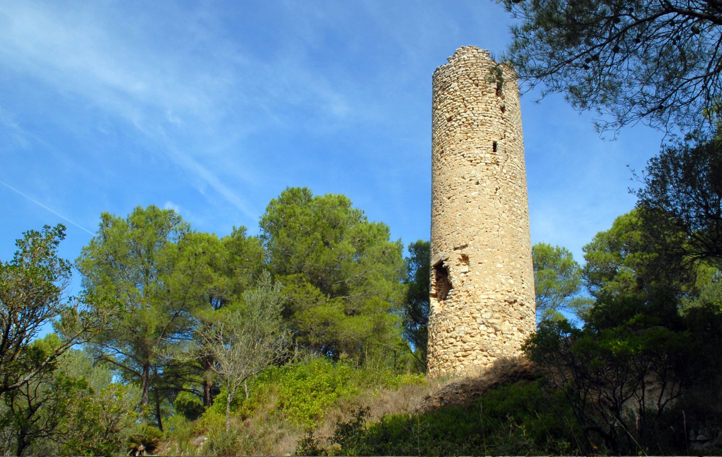 La torre de Fullola fa 16 m d’alçària i 4,5 m de diàmetre, i forma part d’un conjunt fortificat.