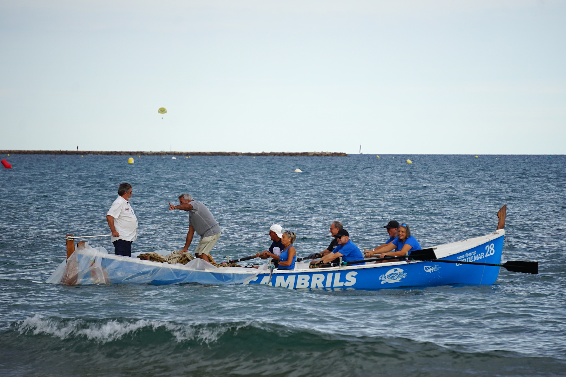 El 'Cambrils' s’endinsa a la mar a cop de rem