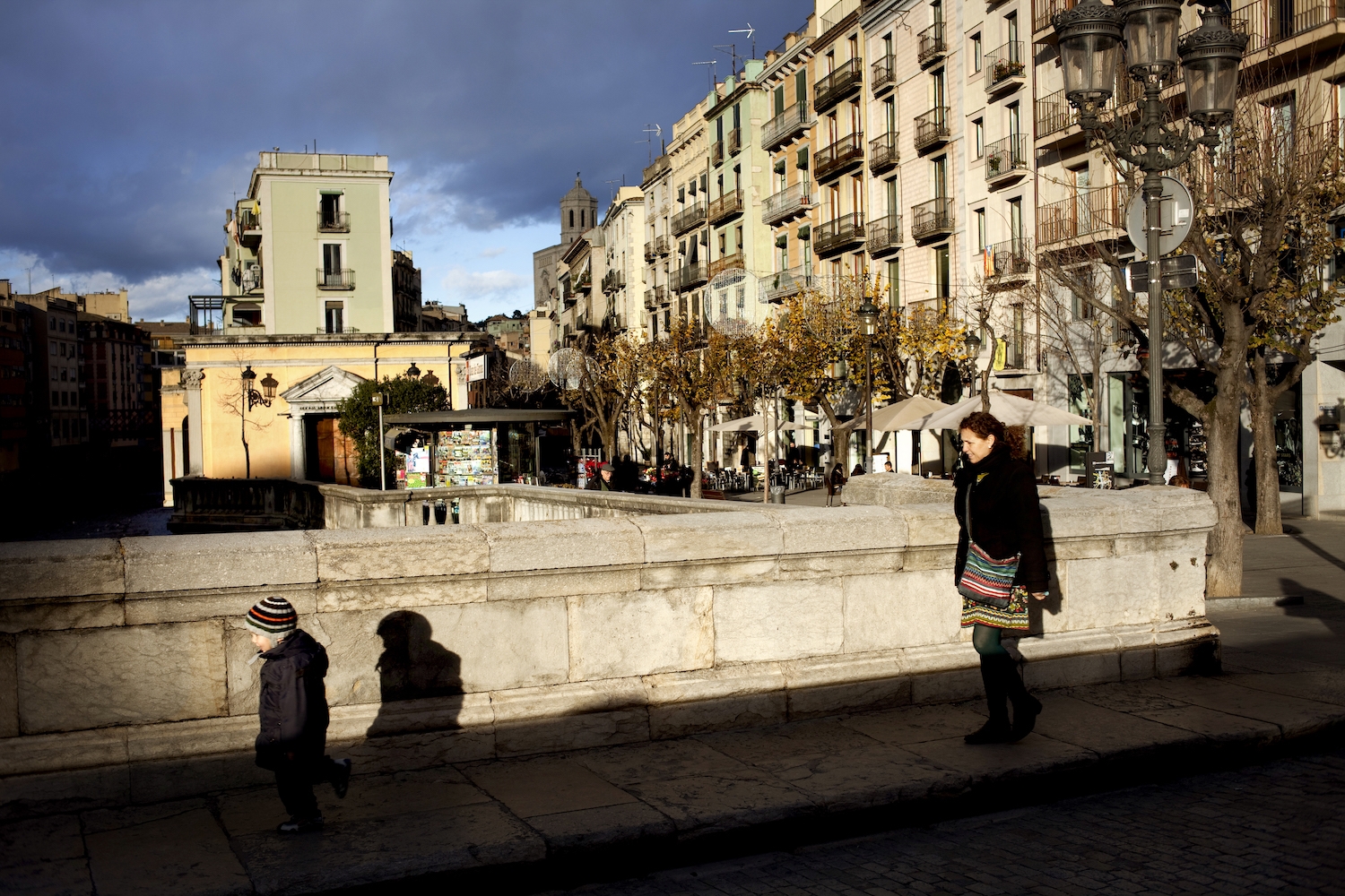 En travessar el pont de Pedra, s’accedeix a la Rambla, que cada dissabte s’omple de parades de flors i plantes