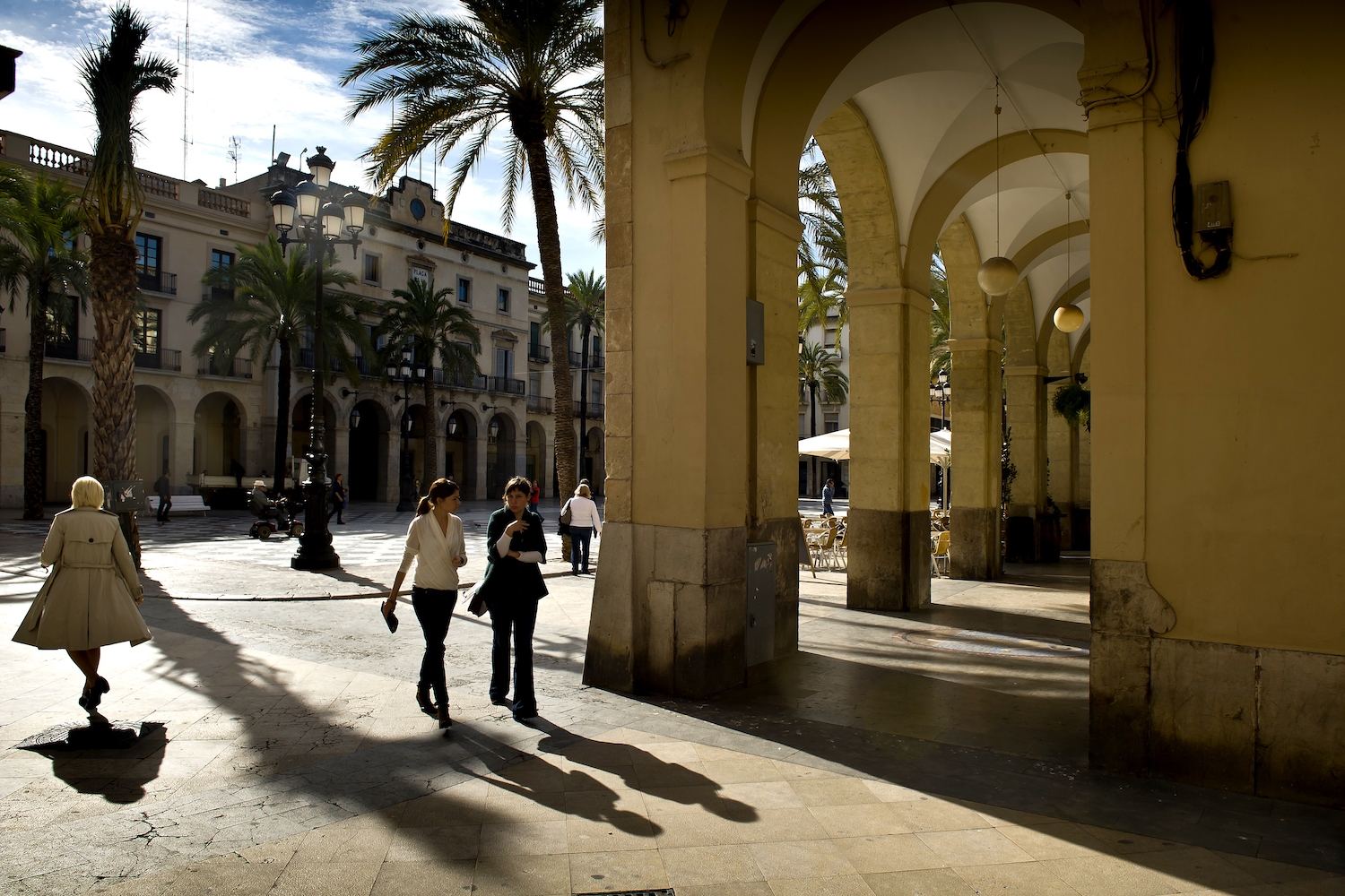 La plaça de la Vila de Vilanova i la Geltrú és d’estil colonial, amb palmeres, i és una de les places porxades més grans del país