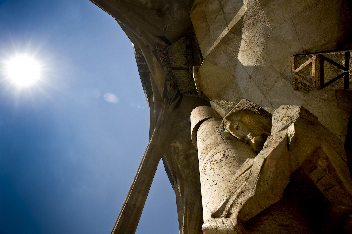 A la façana de la passió hi ha l’escultura que recull el moment de la flagel·lació de Jesús