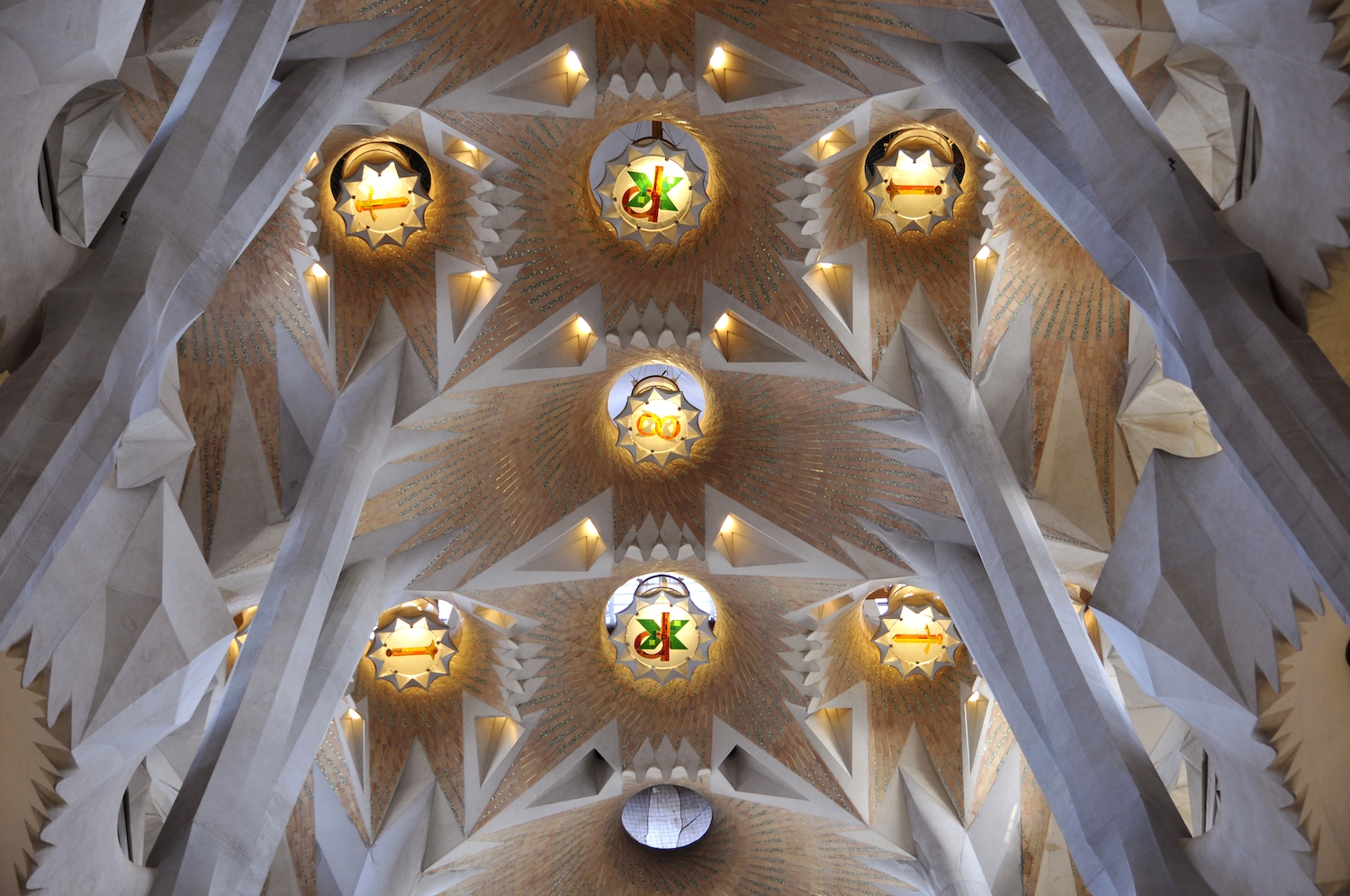 La llum és l'element principal a l'interior de la Sagrada Família