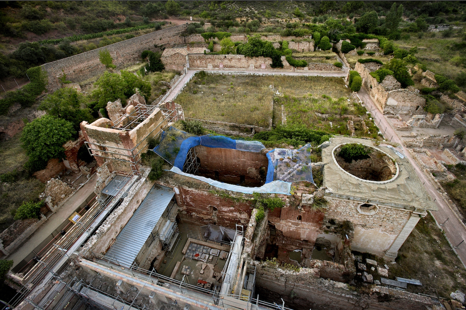 Vista aèria de les excavacions i les obres de restauració que s'han dut a terme a la cartoixa