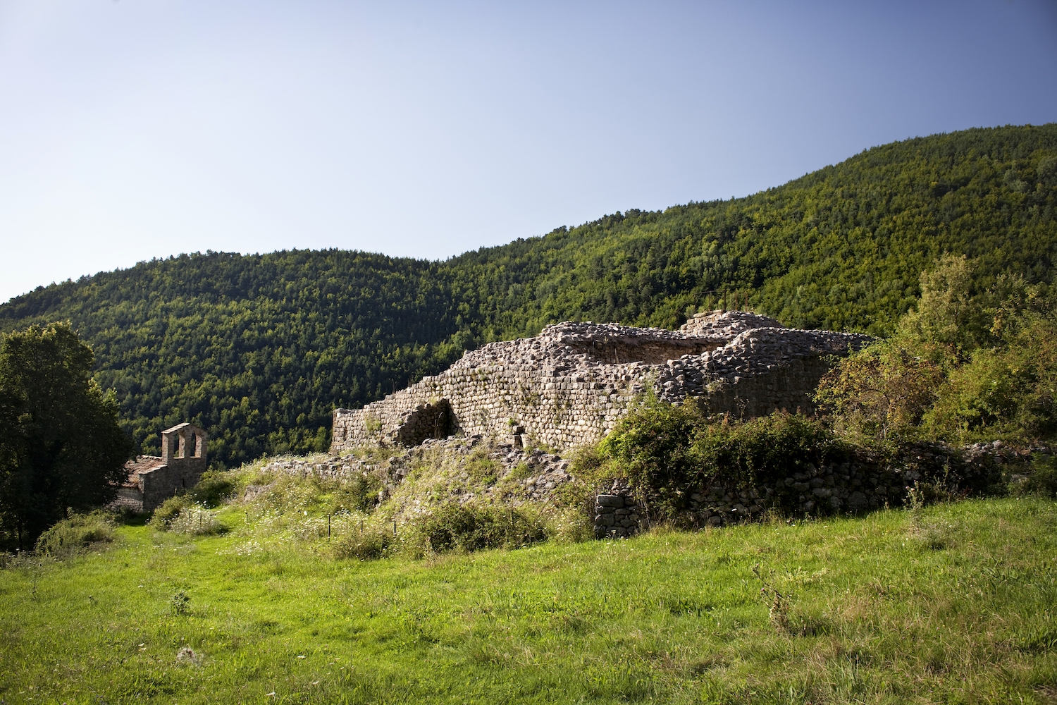 El castell de Mataplana es troba prop del nucli de Gombrèn