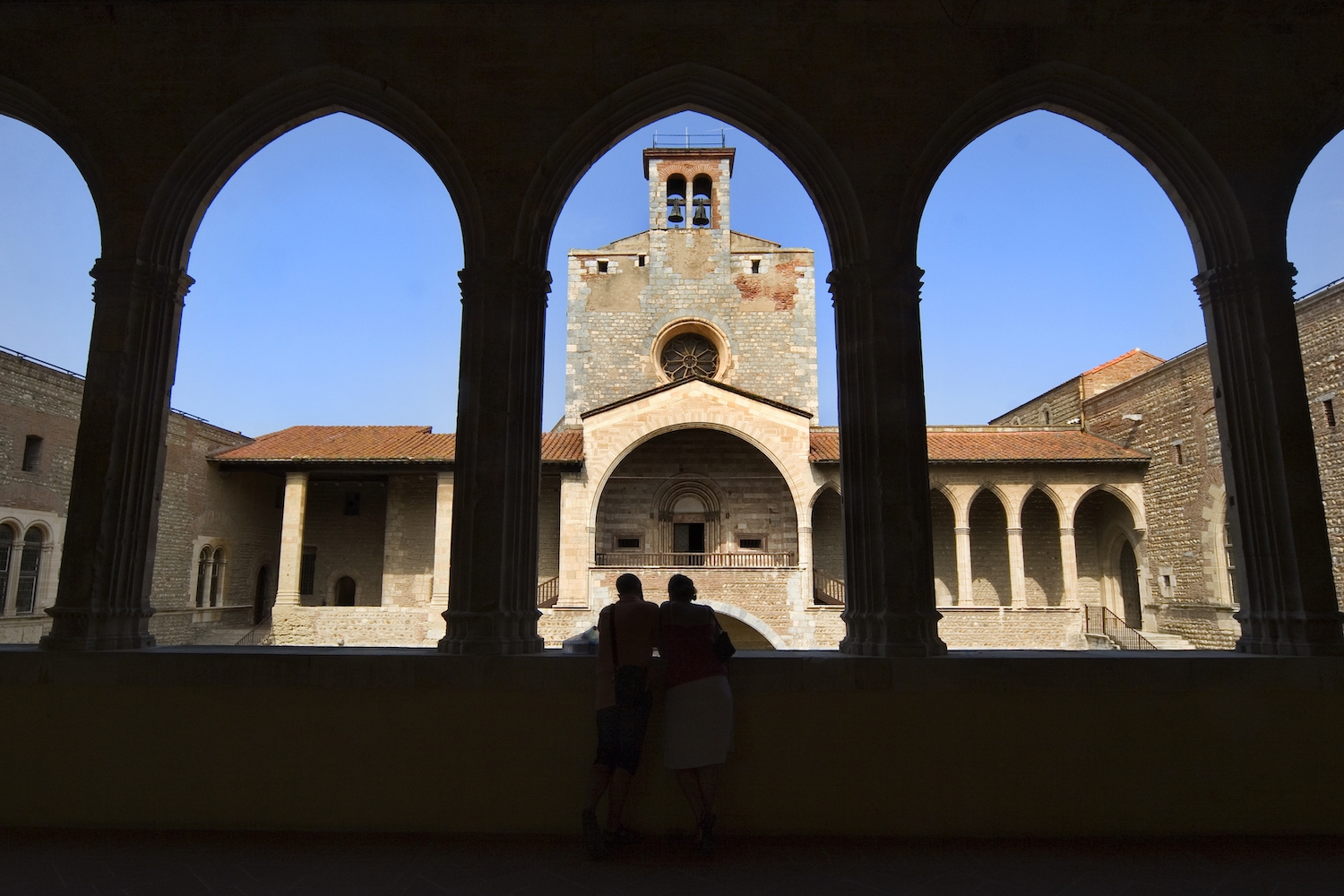 Al pati central del palau dels Reis de Mallorca s’aixeca la capella de la Santa Creu, d’acurada decoració gòtica