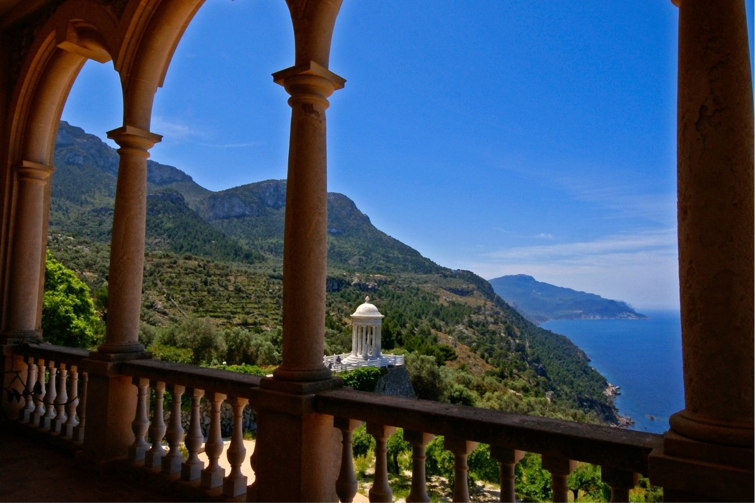 Vistes del templet dels jardins de son Marroig