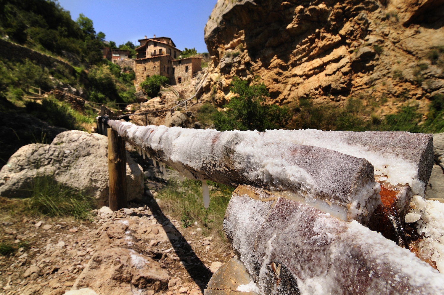 L’aigua del salí de Cambrils circula per canalitzacions de fusta, on s’acaben formant estalactites de sal