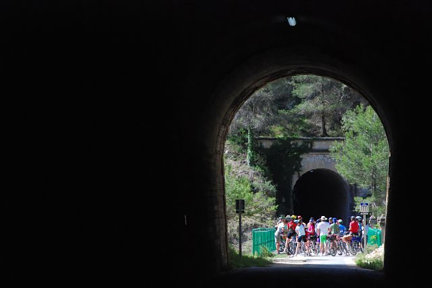 Aquesta passejada en bici d’uns 22 km us portarà entre ombrívoles raconades d’un parc natural i per les penombres d’un bon grapat de túnels d’una via verda sobre un antic ferrocarril que mai no arribà a entrar en servei.