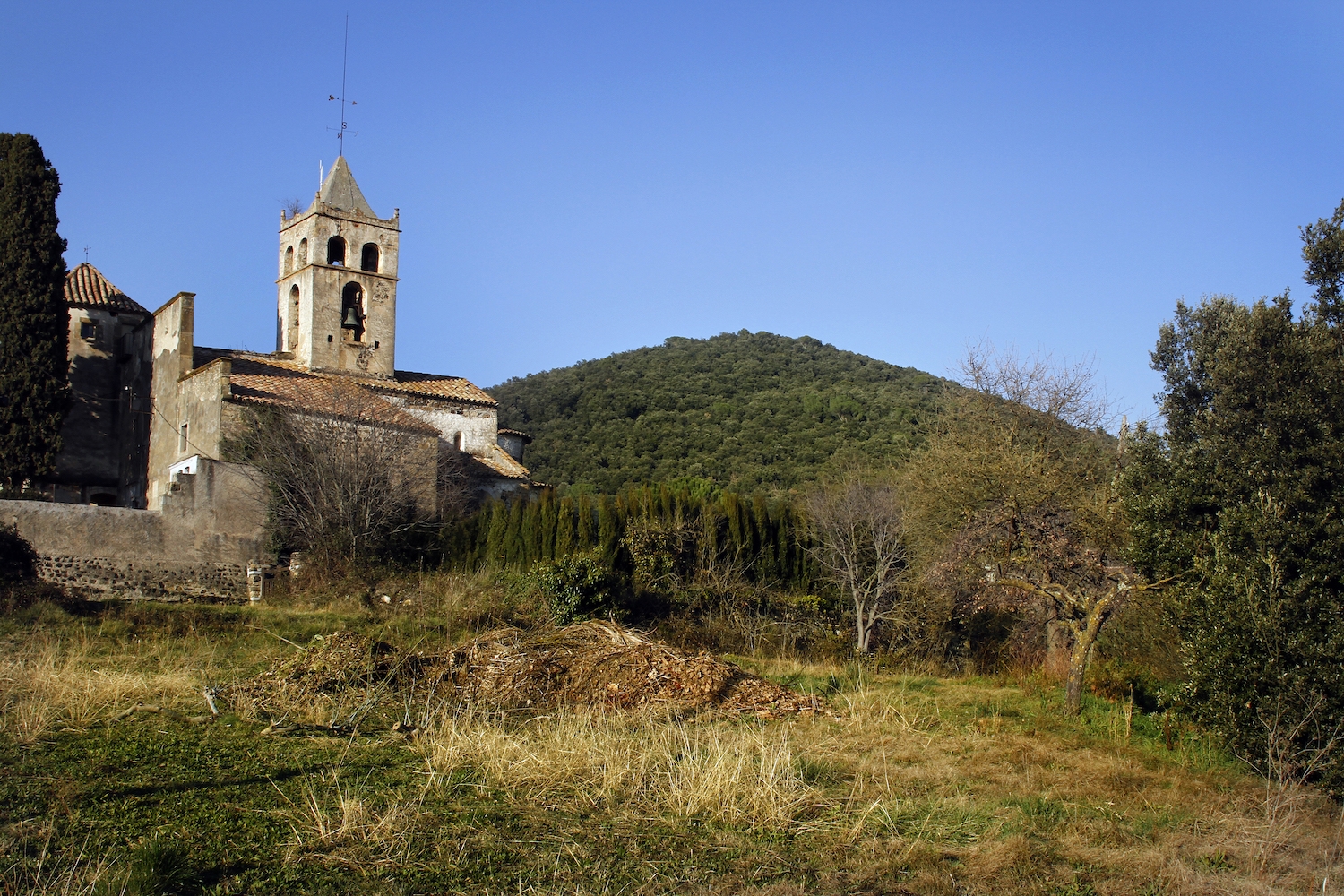 el poble de Canet d’Adri té com a horitzó la silueta amable del volcà del mateix nom