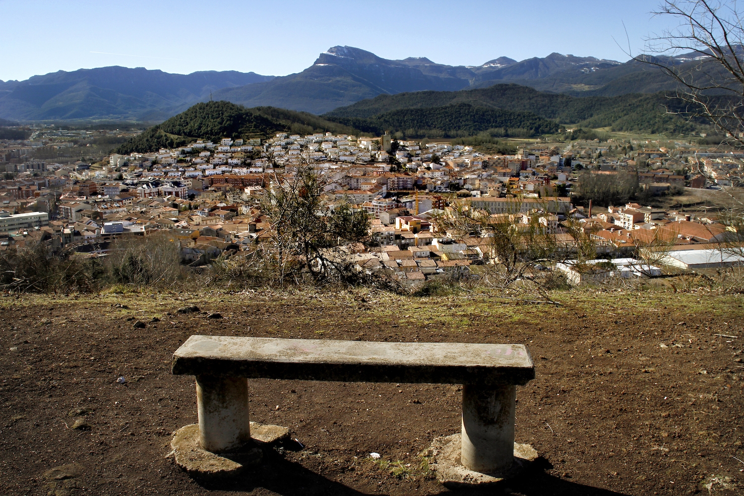 La ciutat d’Olot està envoltada de volcans que semblen turons, com el montolivet, el Bisaroques i el de la Garrinada