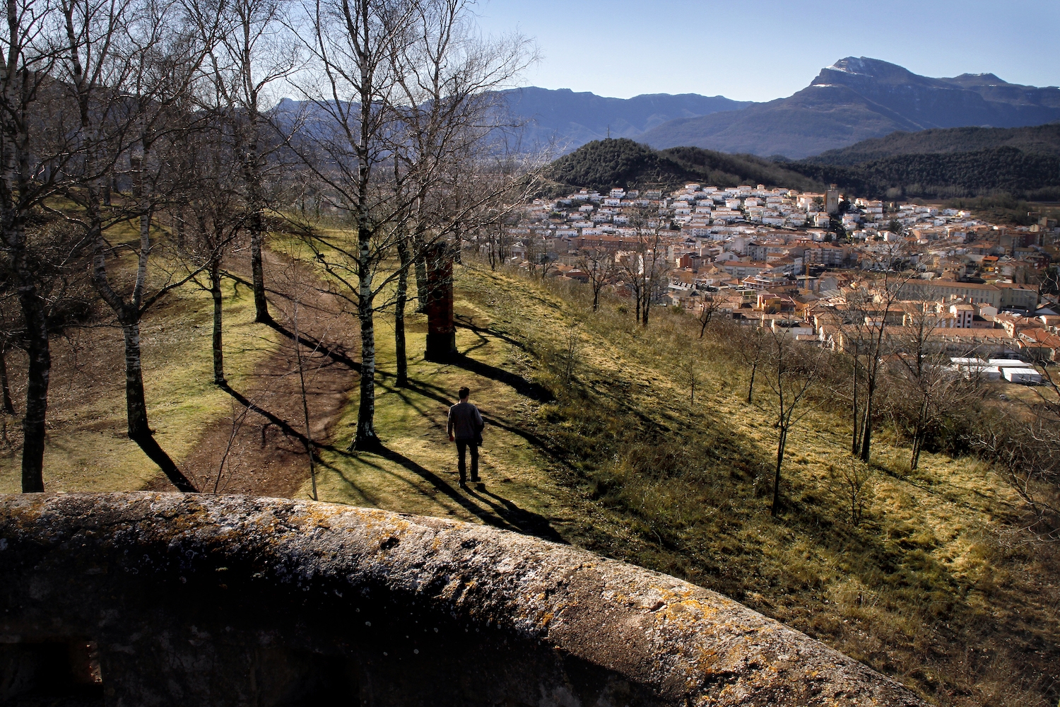 El volcà Montsacopa reserva, a banda d’una bona panoràmica d’Olot, diverses construccions interessants com l’ermita de Sant Francesc