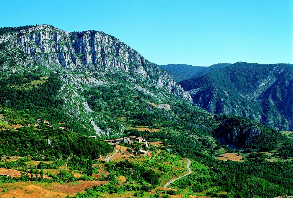 Per als habitants de les valls d’Alinyà, l’estimbada façana de la Roca de la Pena és una referència inequívoca.