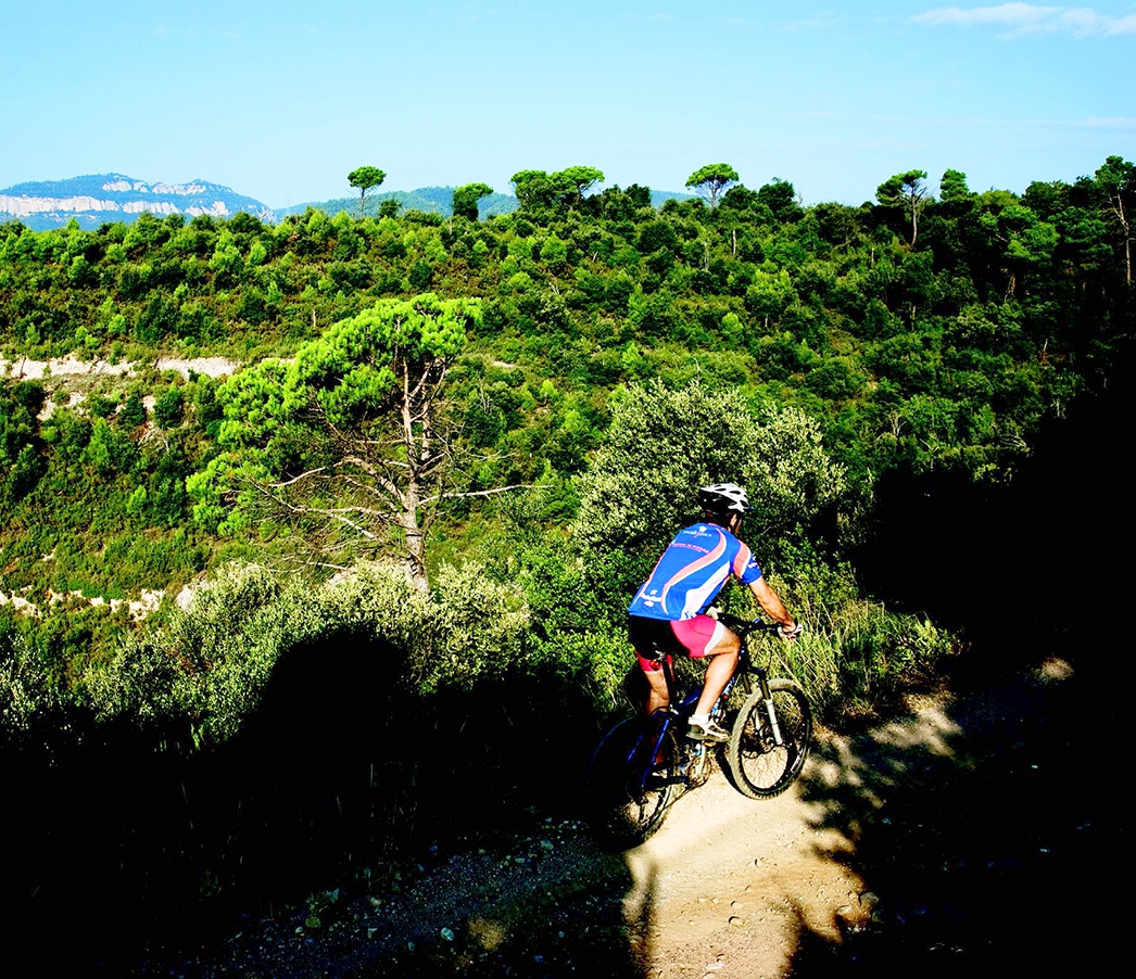 Pedalant pel cor del Vallès Oriental descobrirem una mica de tot: cingles amb bones vistes, cases de pagès, ermites enmig del bosc... Pels voltants de Sant Feliu de Codines, el Vallès és sorprenent!