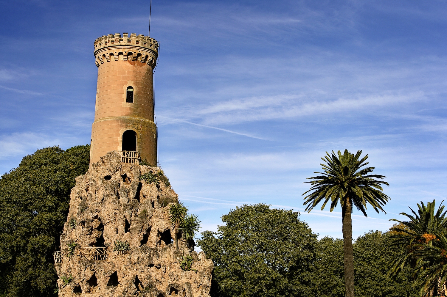 El Parc Samà és ple de detalls i racons on regna una natura exuberant, com la casa del marquès de Marianao