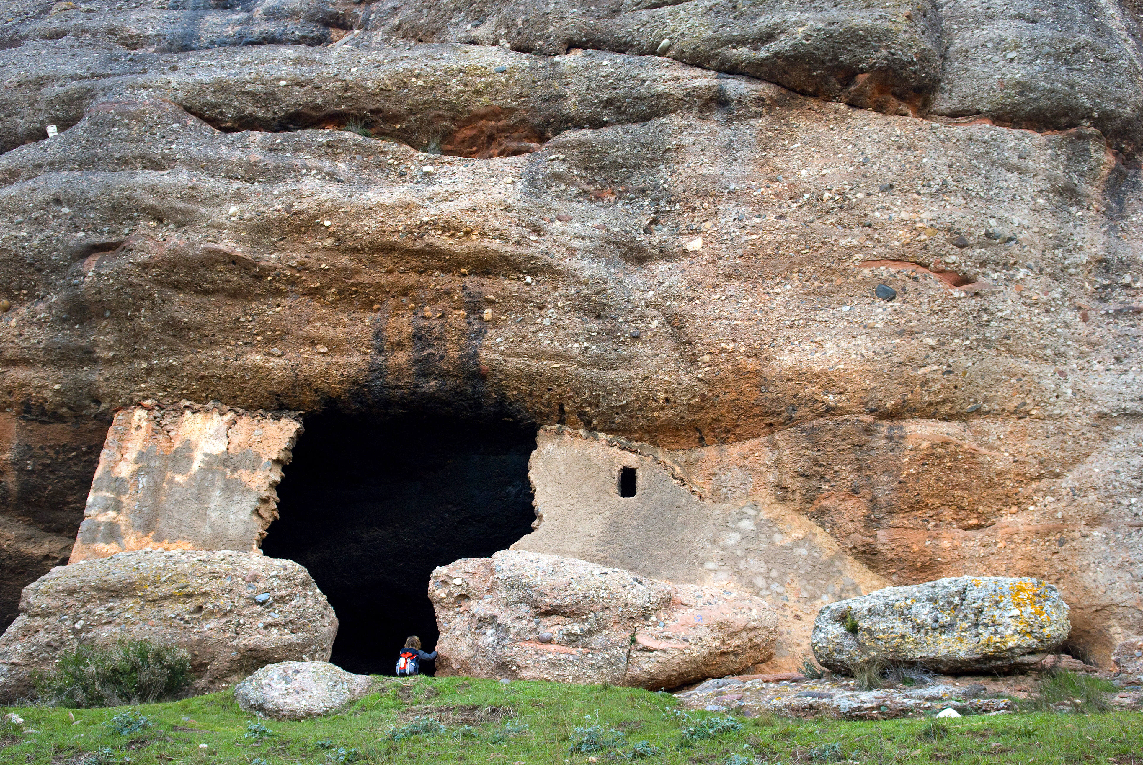 Coves amb història al Parc Natural de Sant Llorenç del Munt