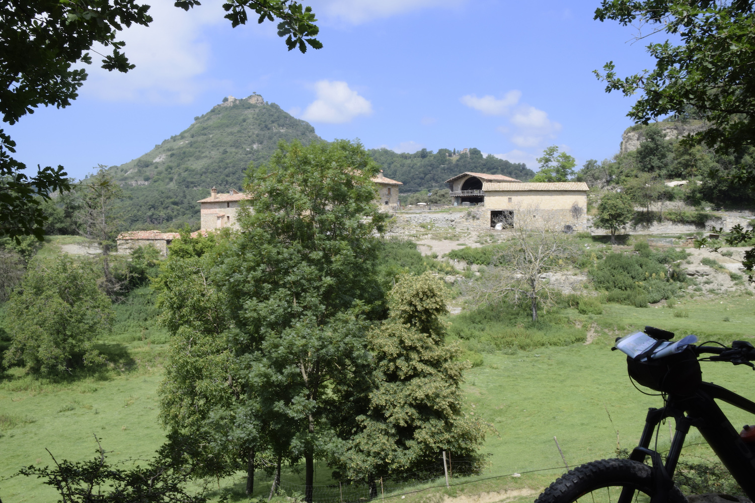 Vista del castell de Besora des del camí del salt del Mir, un dels punts que recorre la ruta