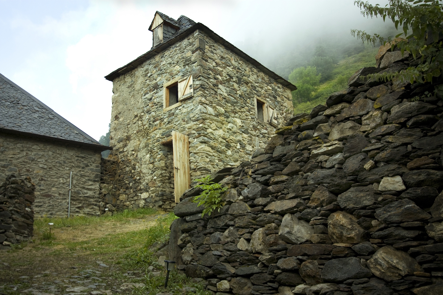 L'exterior de Çò de Joanchiquet. El primer amo conegut fou Joan Aunós, del segle XVI, i l’última descendent hi va viure fins el 1962