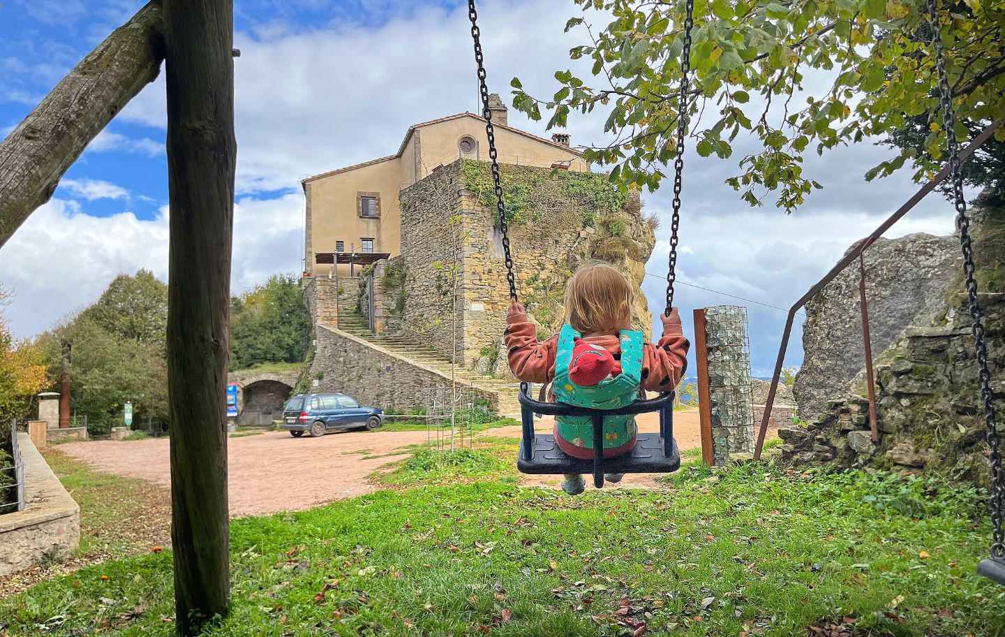 La Tanit al gronxador amb vistes al santuari de Bellmunt