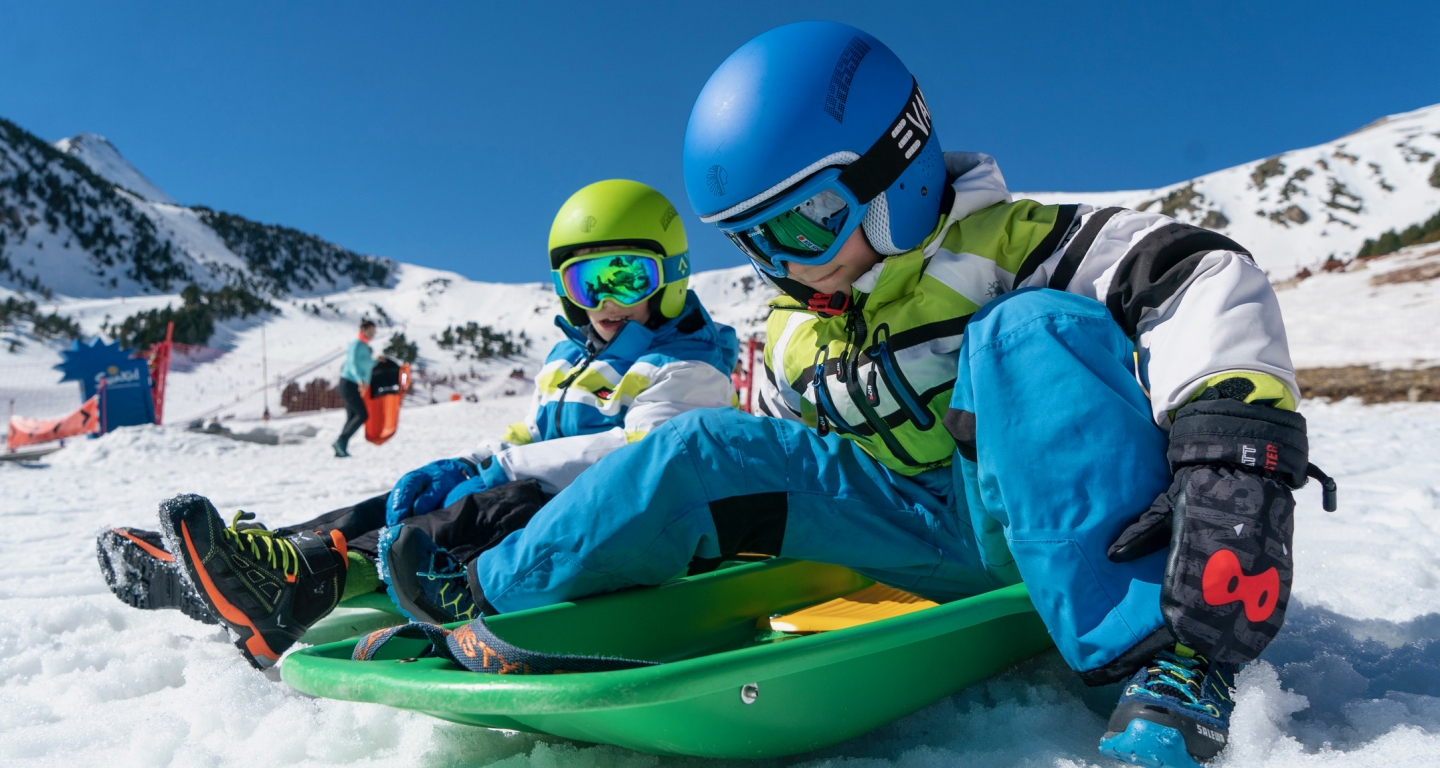 Nens a la pista de trineus de Vallter