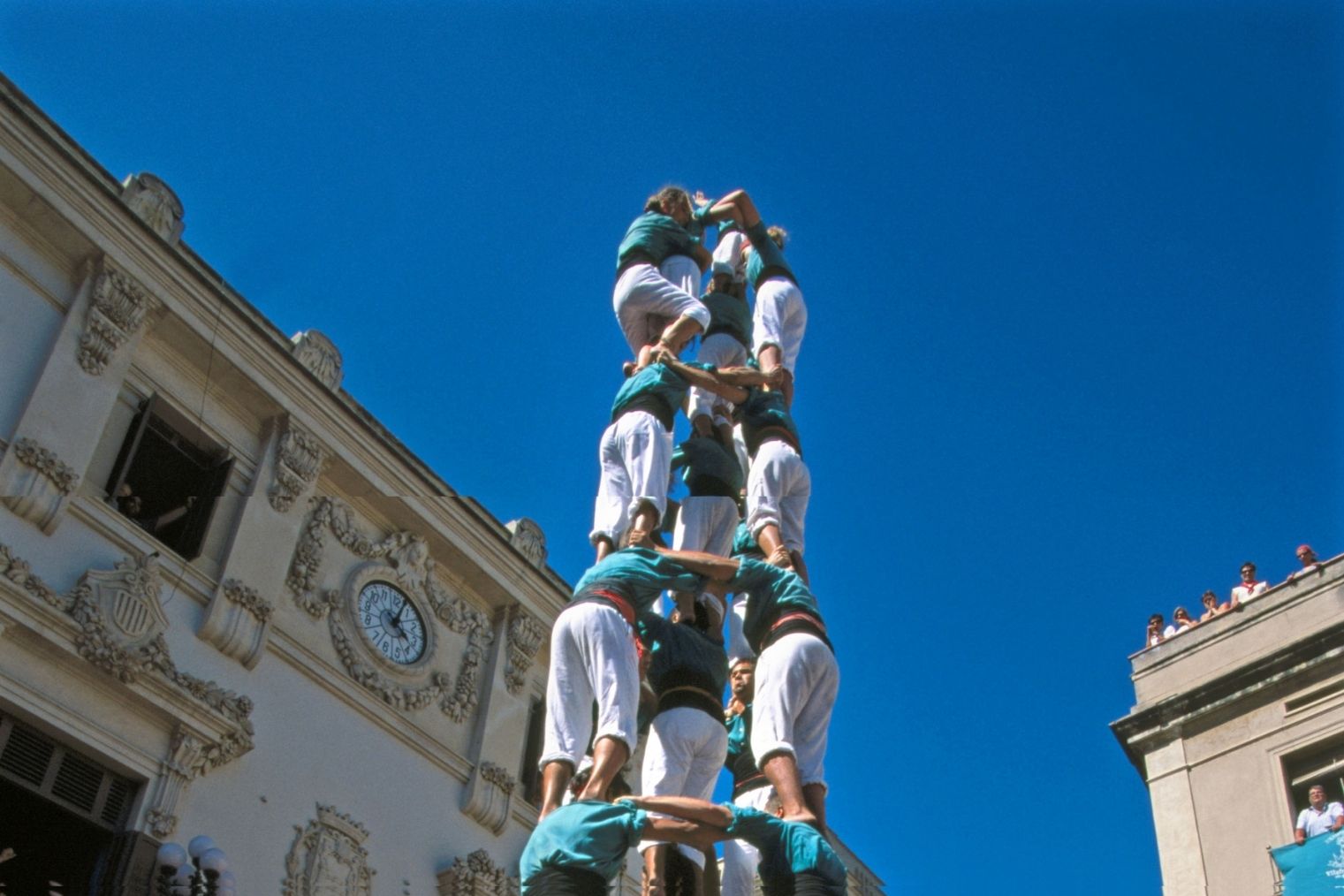 La colla dels Castellers de Vilafranca va néixer el setembre del 1948 i va adoptar el color verd de la camisa el 1957