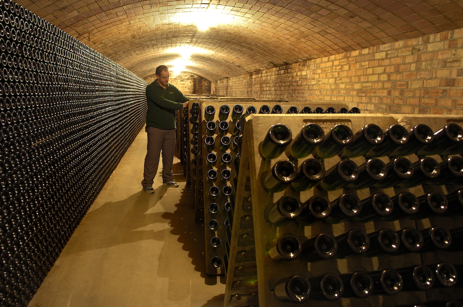 Després de la criança, el cava necessita l’aclarida: cal posar l’ampolla en un pupitre, en posició diagonal