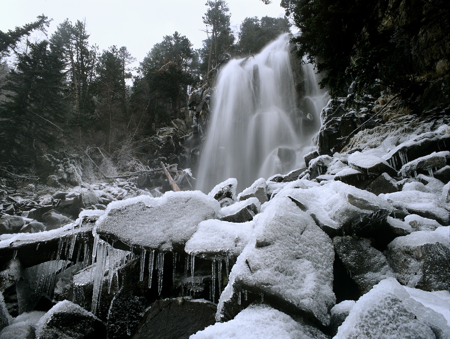 La cascada de Ratera, aquí envoltada per roques gebrades, és a 25 minuts caminant de l’estany de Sant Maurici