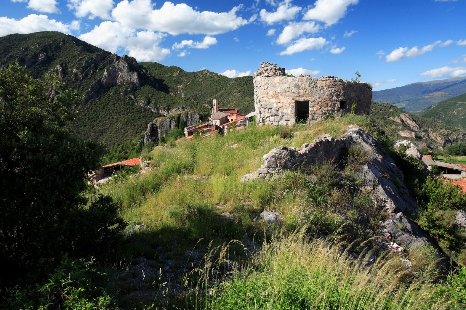 Vila closa Peramea mostra el campanar de Sant Cristòfol darrere les restes de la torre dels Colomers