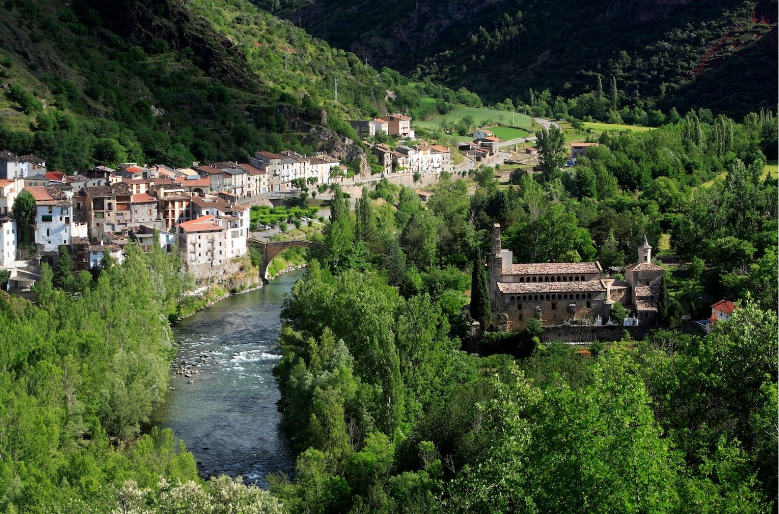 Gerri de la Sal, ara Davant del monestir benedictí de Santa Maria de Gerri, a l’altra banda de la Noguera Pallaresa