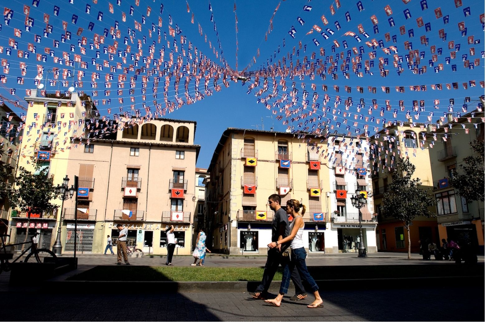 A la plaça Major d’Olot, que vesteix amb les robes de la faràndula per la Mare de Deú del Tura, hi donen cap nou carrers