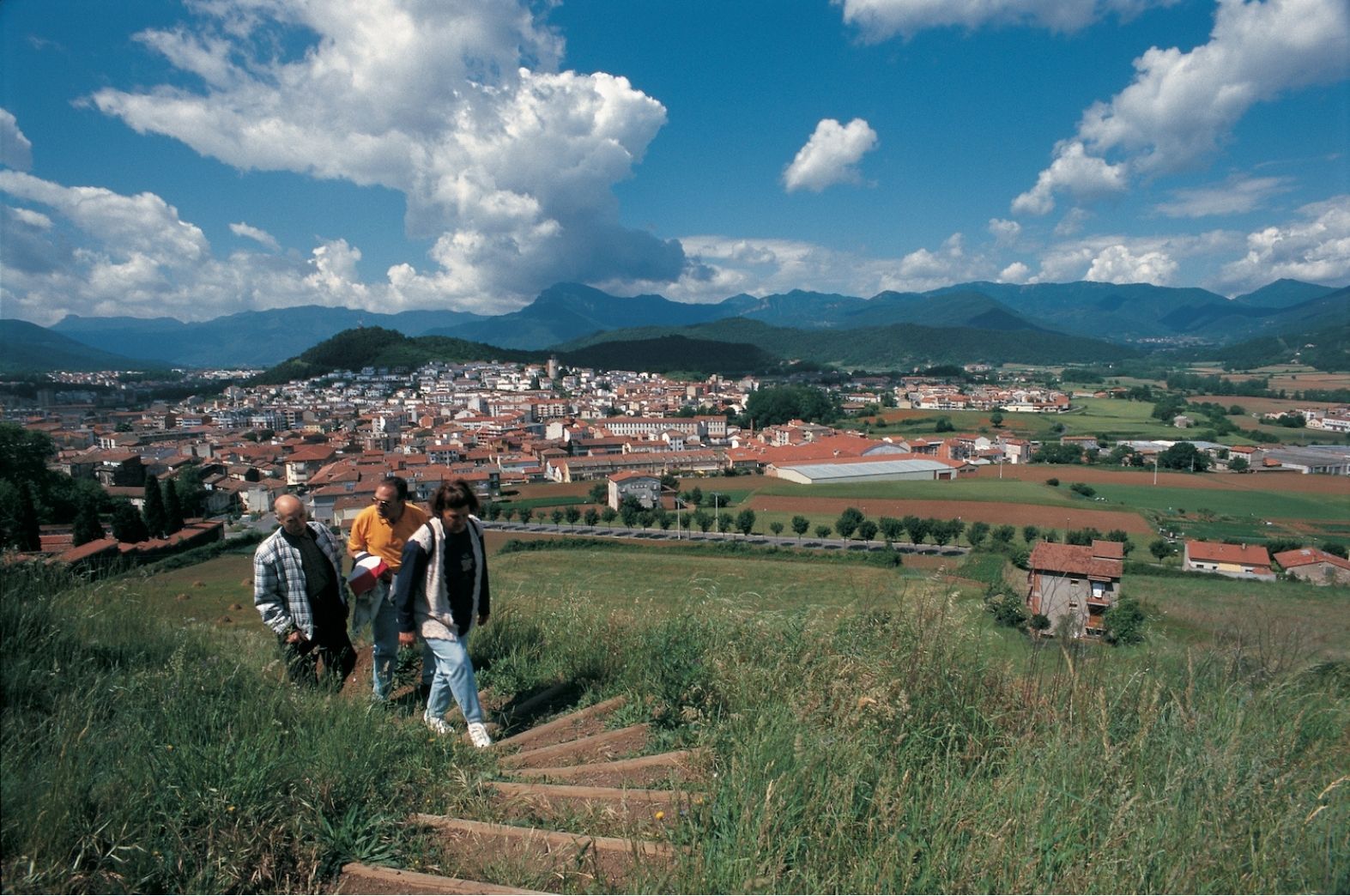 El Montsacopa és un dels quatre volcans d’Olot. El de Montolivet es veu al fons, al final de les cases