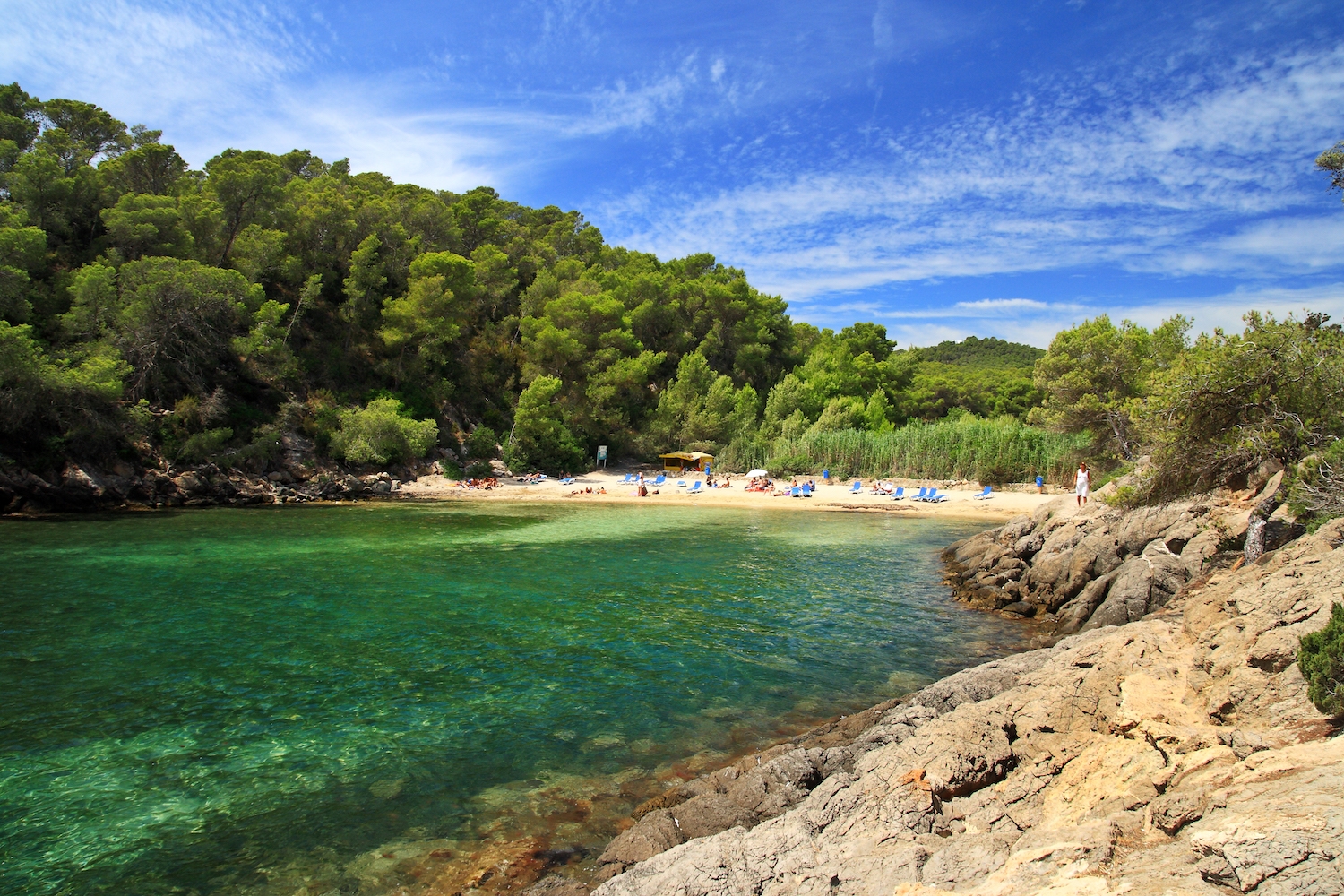 Després de passar per Santa Eulària, s’ha de continuar cap a Sant Carles, seguint les indicacions que ens portaran a cala Mastella