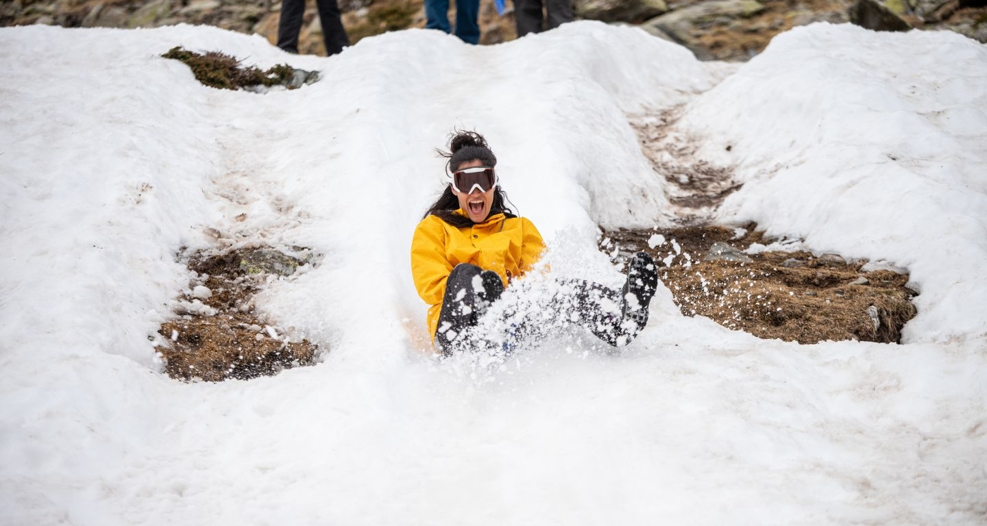 Baixar amb trineu, esquiar, fer ninots de neu o passejar amb raquetes de neu sónalgunes de les activitats que la Xanascatus proposa per gaudir d’aquest hivern