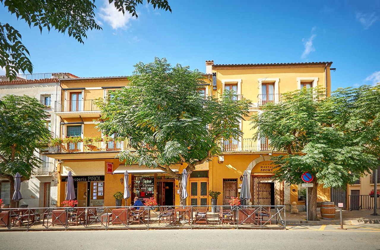 L’entrada de l’Hostal Esport, a la capital del Priorat