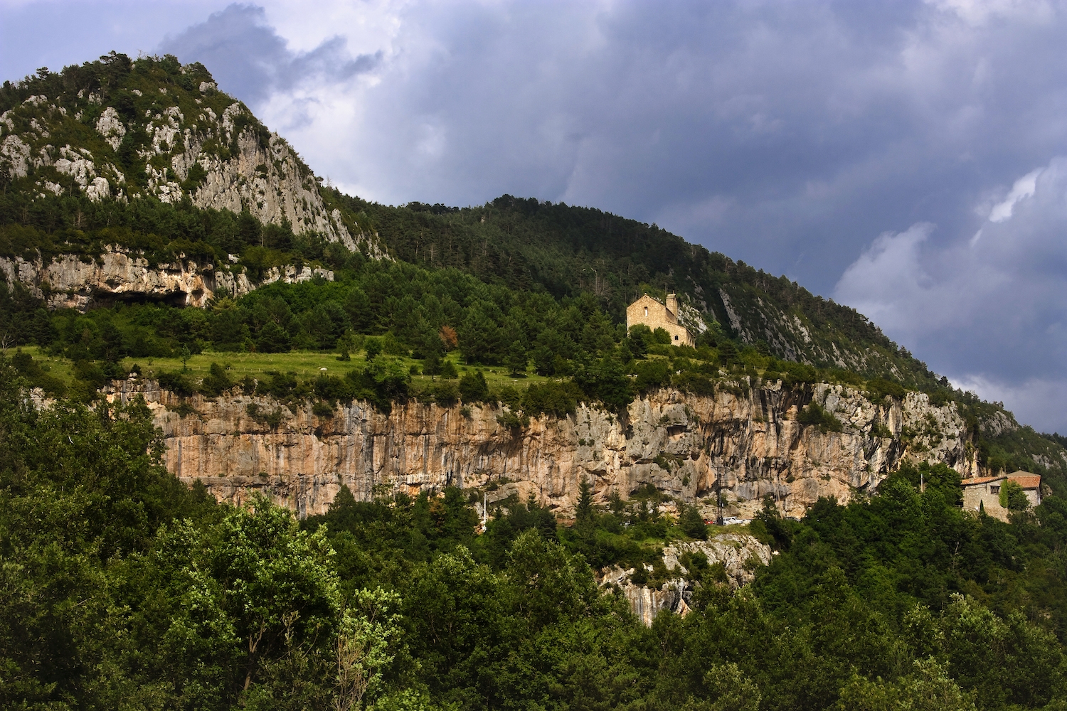 Sant Pere de Montgrony s’assenta en una cinglera molt concorreguda pels escaladors