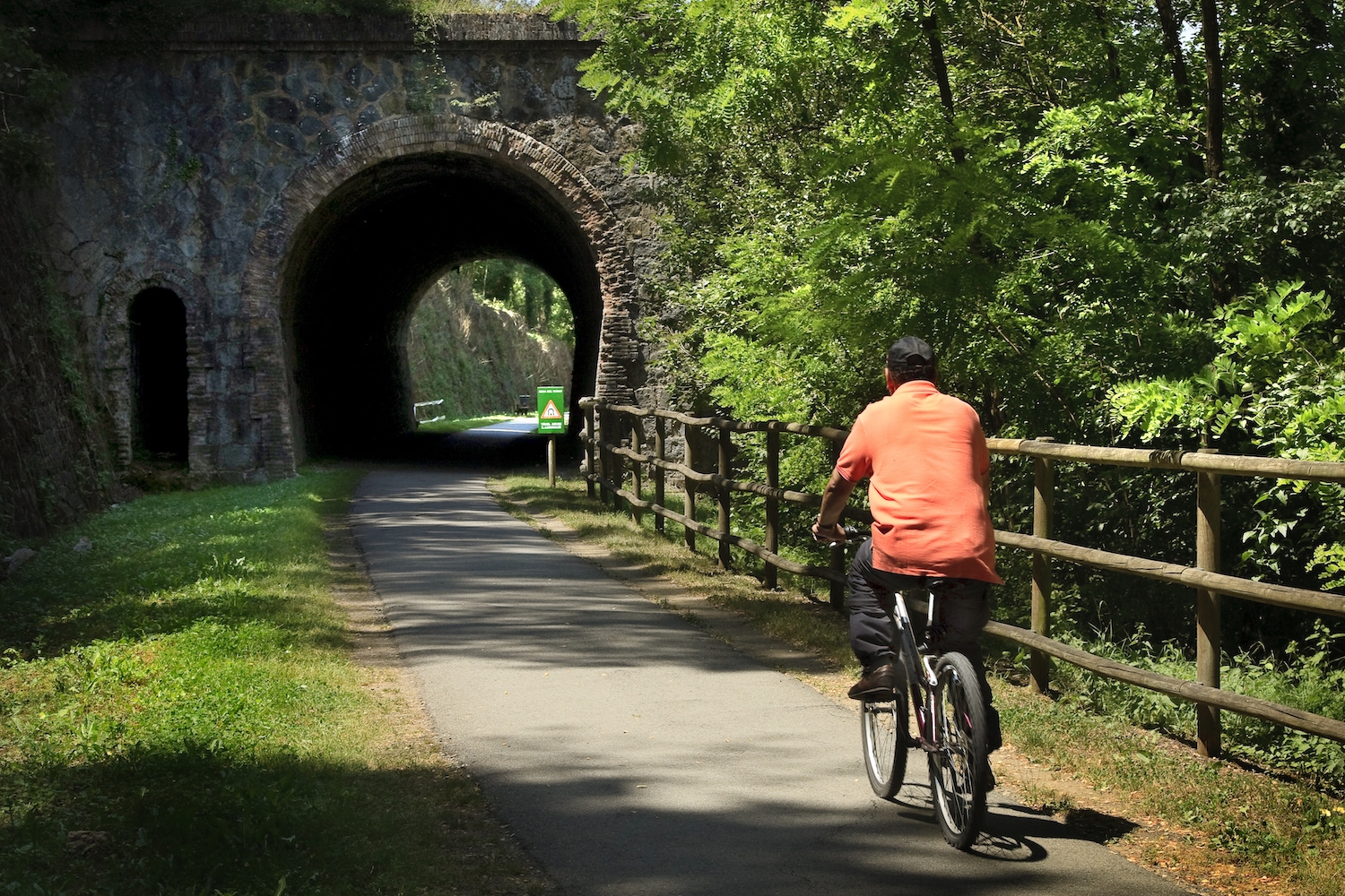 El tren de Ripoll a Sant Joan de les Abadesses va deixar de circular el 1980, justament cent anys després d’entrar en funcionament; avui el traçat és una via verda