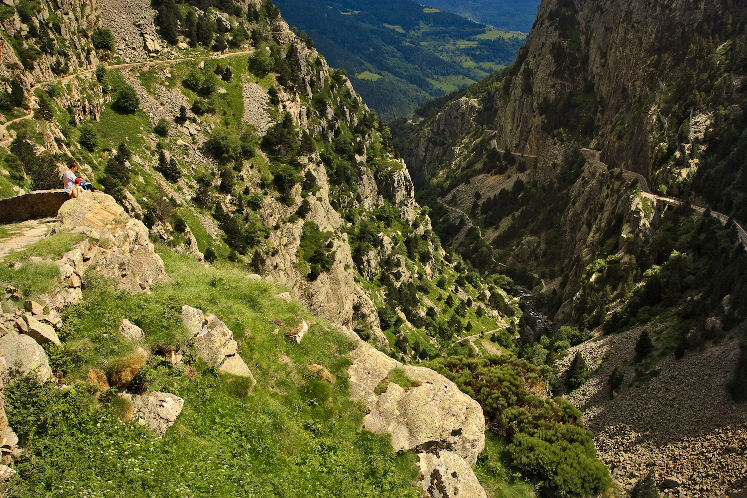 Al santuari de Núria només es pot accedir amb el cremallera o a peu: des de Queralbs surt el camí Vell o dels Pelegrins